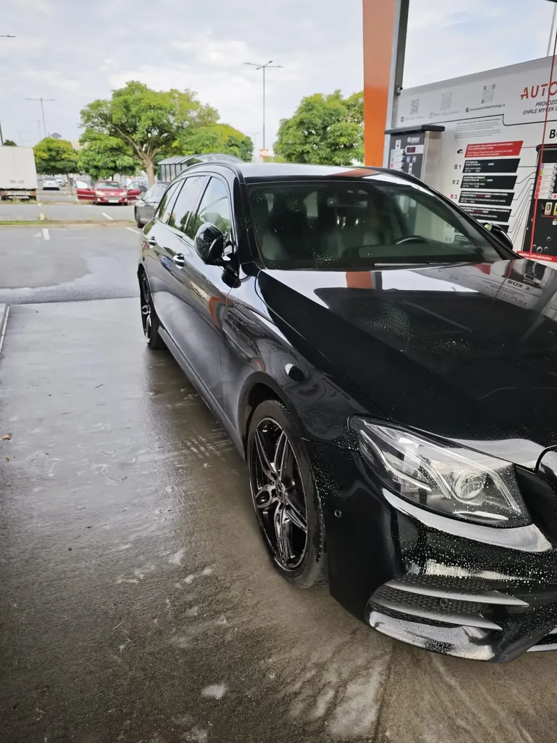 Ruční mytí exteriéru auta - aplikace aktivní pěny pro šetrné čištění